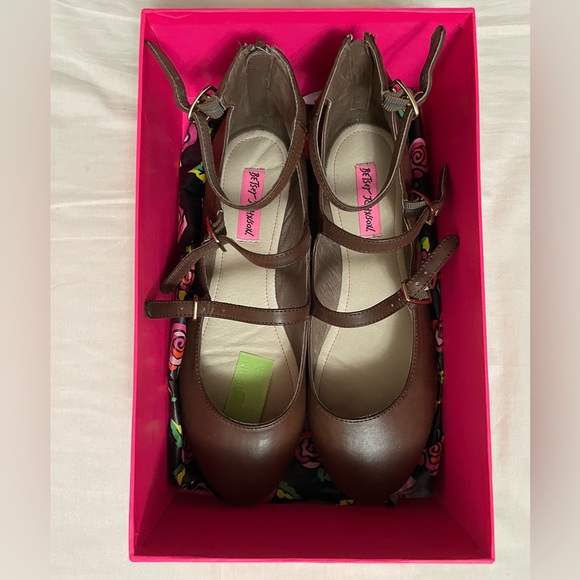 NIB Betsey Johnson Mary Jane Flats Brown Size 9 - Picture 3 of 11